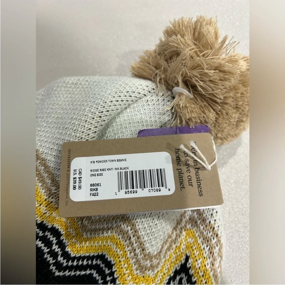 Patagonia Youth Powder Town Beanie Cream Black NWT Recycled Polyester Kids